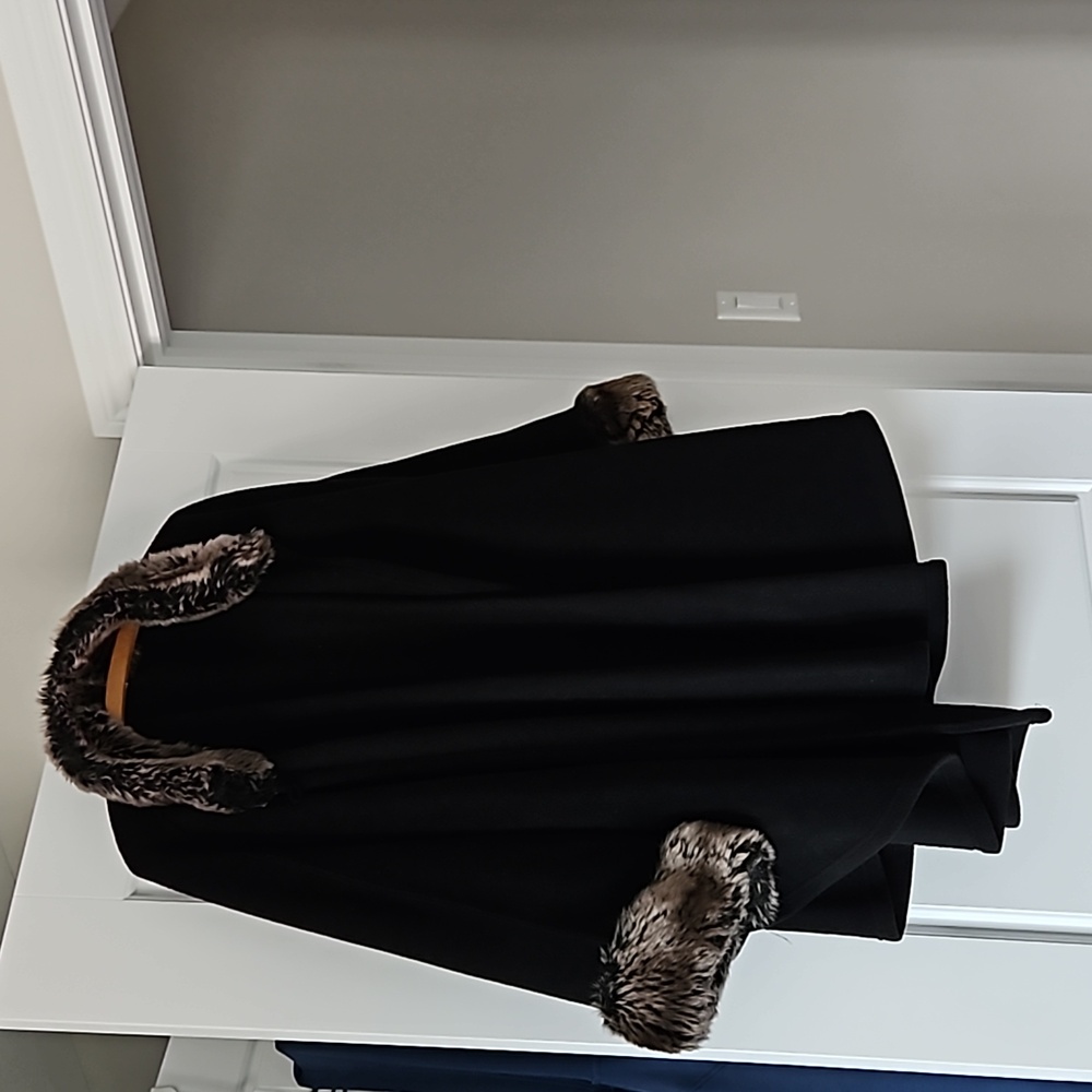 Women's casual cape, black with faux fur like trim in brown/beige.
